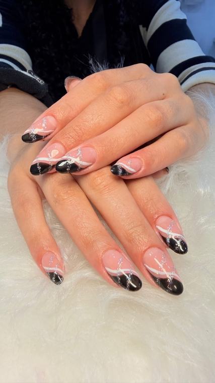 Nail art preta e prata