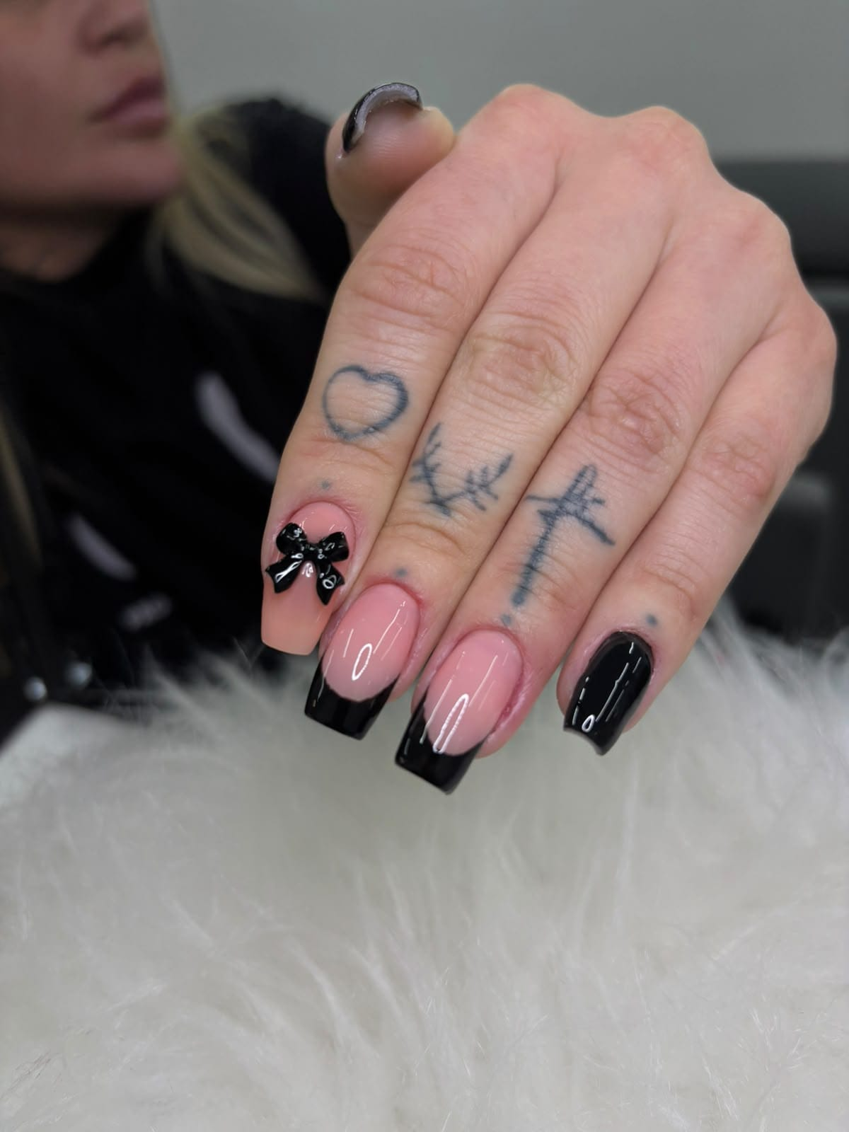 Unhas quadradas nude com francesinha preta e laço preto em relevo