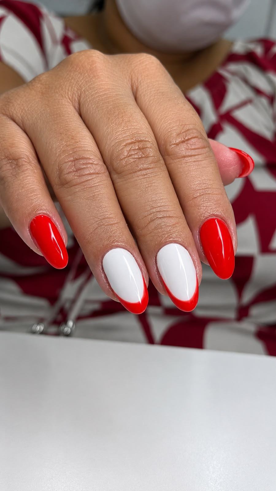 Unhas vermelhas e brancas com francesinha vermelha