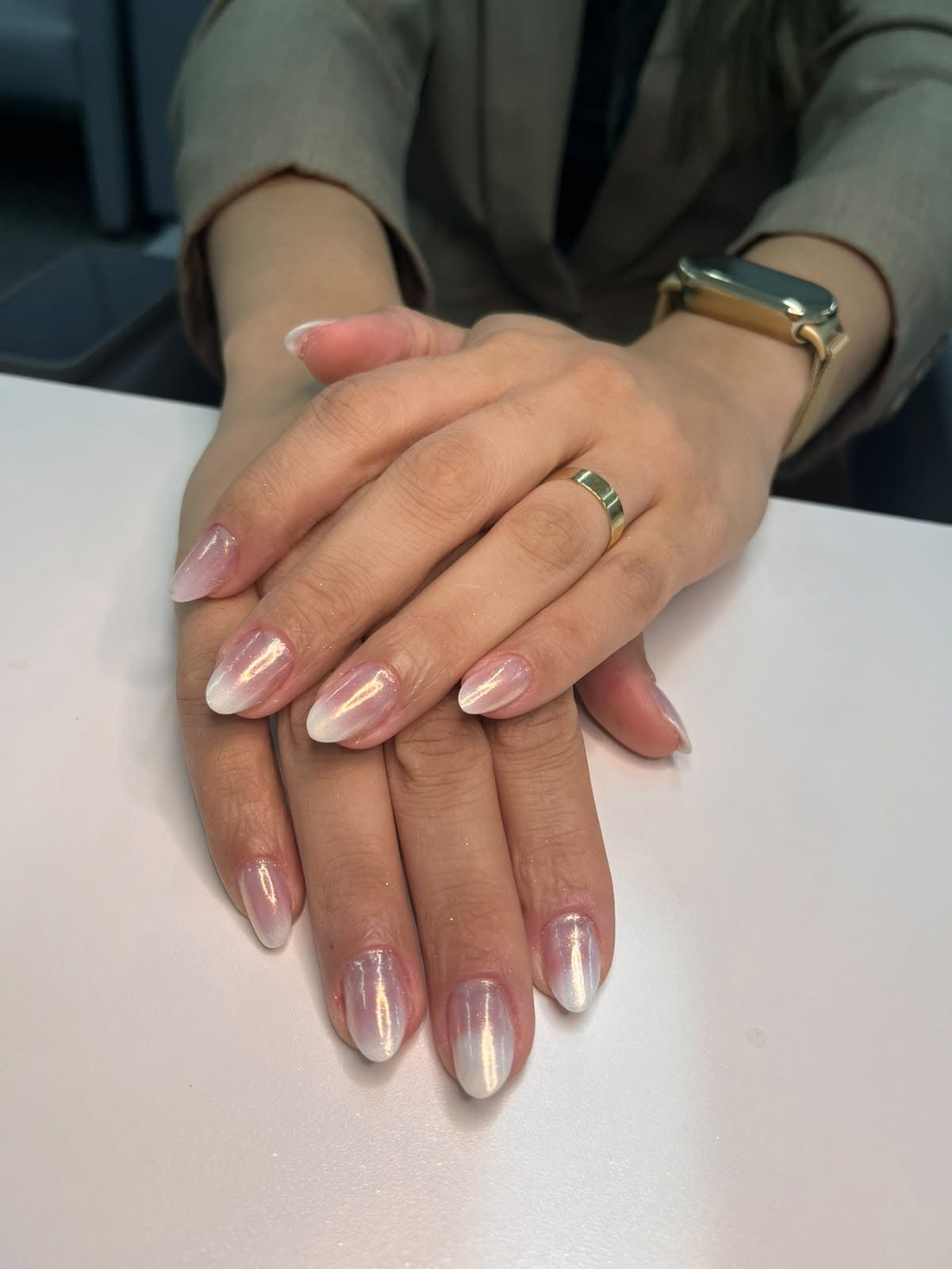 Unhas amendoadas rosadas com pontas claras e brilho perolado iridescente